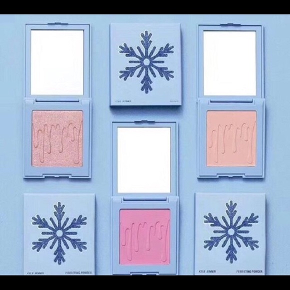 Kylie Jenner baby it’s cold outside - Picture 3 of 5